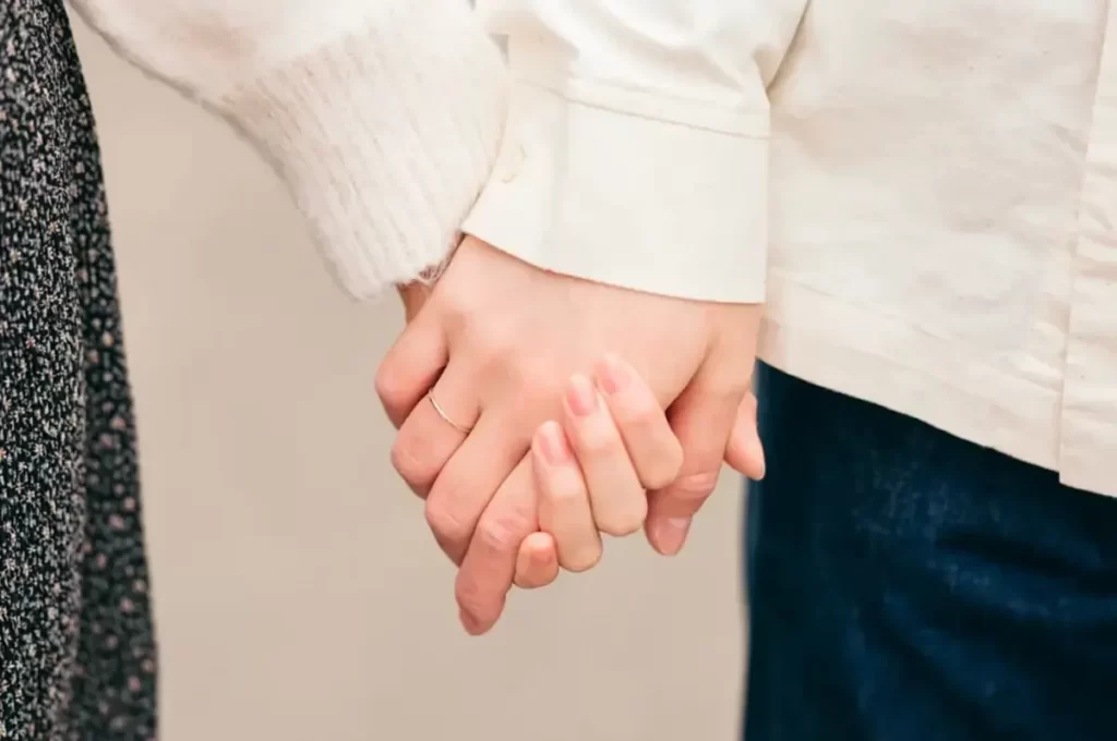 クリスマスプレゼントの渡し方：デートの帰り際に渡す