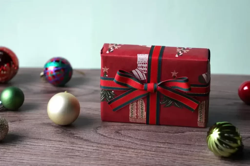 クリスマスプレゼントの渡し方：出かける前に家のテーブルに置いておく