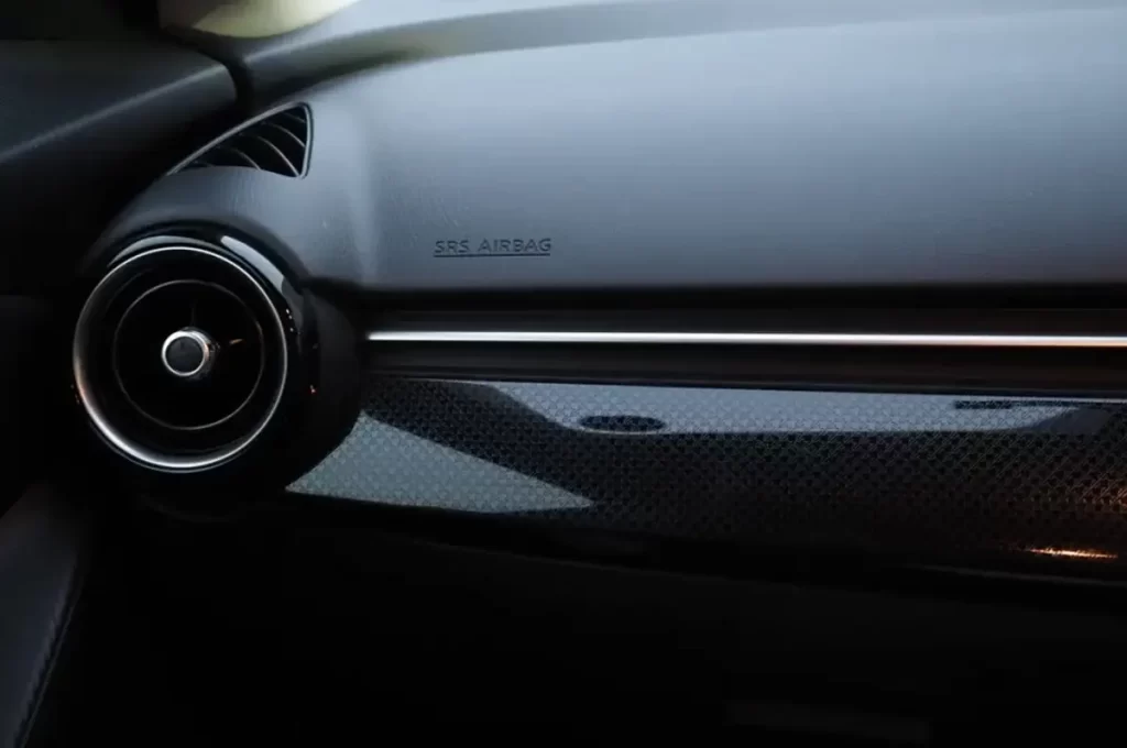 クリスマスプレゼントの渡し方：車のダッシュボードに隠しておく