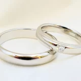 婚約指輪は一緒に選ぶのが最適解！予算・渡し方・買いに行くタイミングを解説